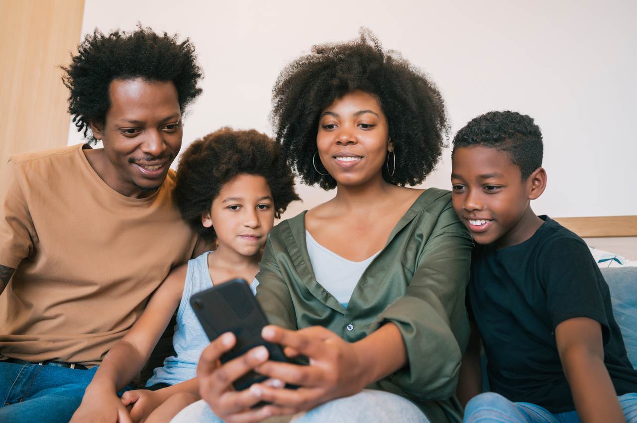 Família conectada tirando selfie