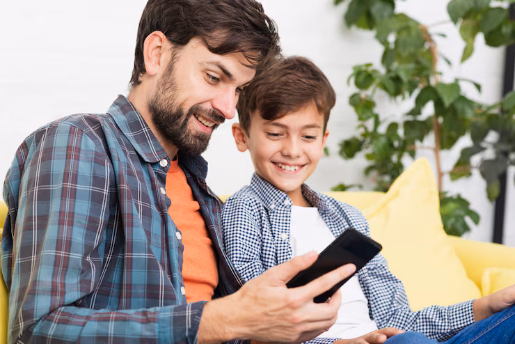 Pai e filho olhando no celular